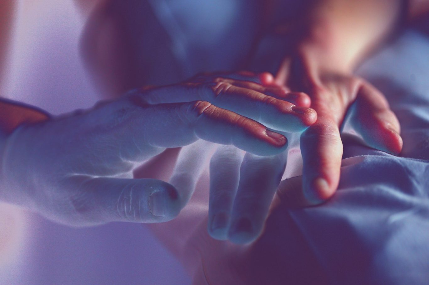 Reiki healing på distans som håller en patients hand